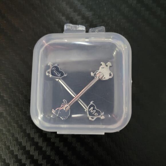 F*ck Me naughty barbell nipple rings pair 14g stainless steel black silver heart - Picture 3 of 4